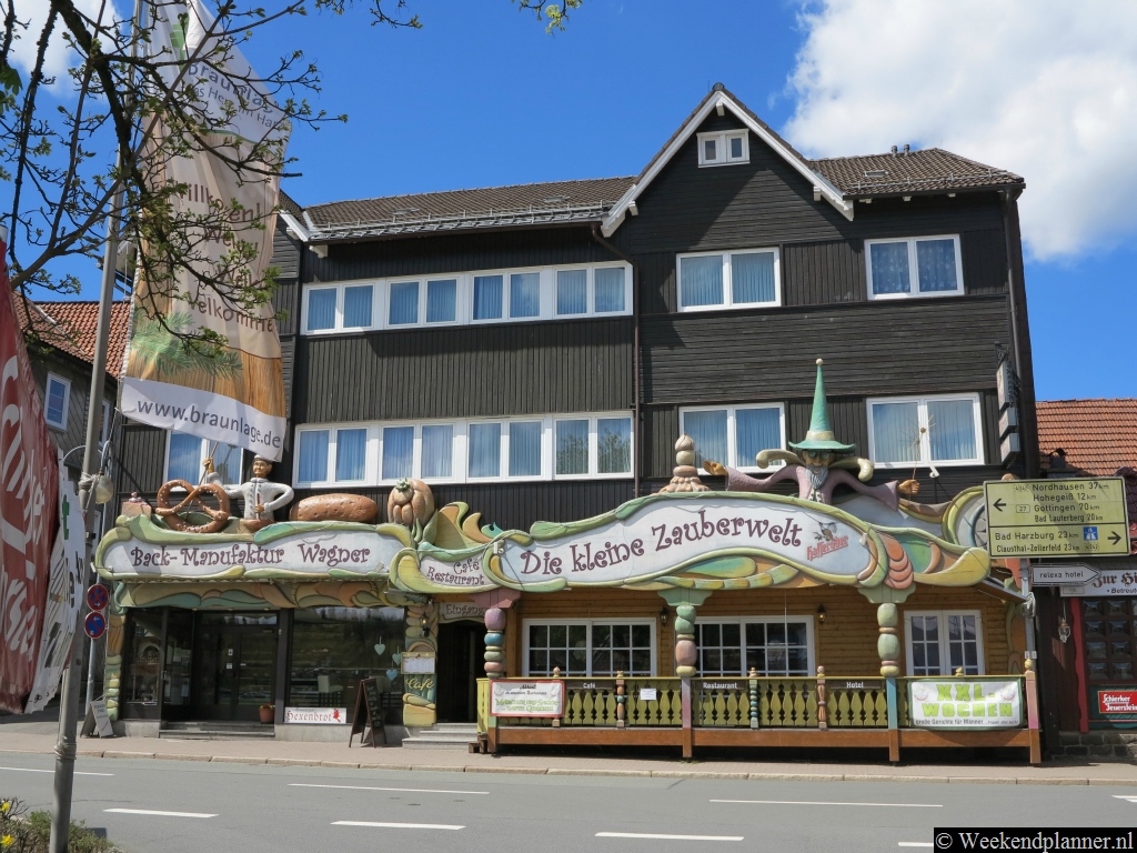 In Hotel & Restaurant 'Die kleine Zauberwelt'  eet je in een sprookjesachtige omgeving. Het is een leuk restaurant, zeker als je met kinderen op vakantie bent. Tips: De hotels en vakantiehuizen in Braunlage